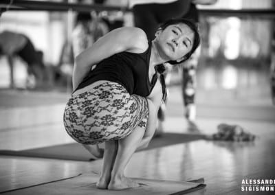دروس يوجا في دبي مارينا Ashtanga Yoga Dubal - Nea Ferrier - Alessandro Sigismondi-